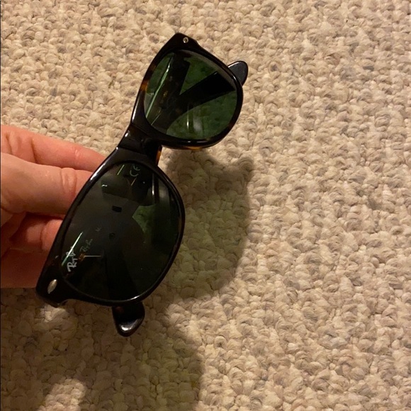 Wayfarer Ray Ban Sunglasses - Picture 2 of 7